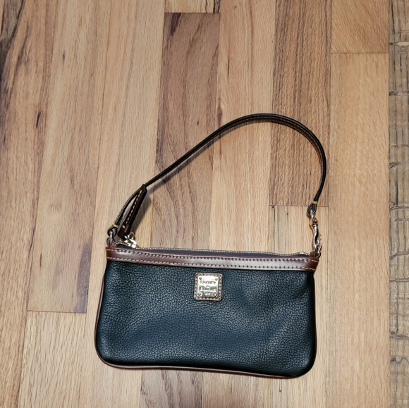 Dooney and Bourke slim large leather wristlet - Picture 1 of 6